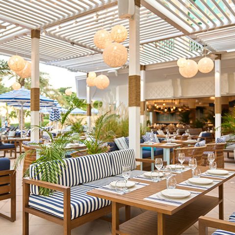 WIN DINNER FOR FOUR INCLUDING A BOTTLE OF GRAPE AT APRONS AND HAMMERS BEACH HOUSE, WORTH AED800